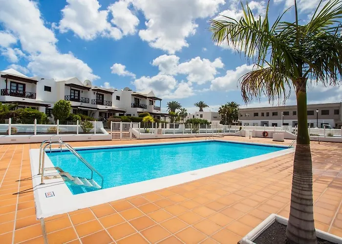 Casa Del Mar Ilic With Communal Pool And Sea Views Apartment